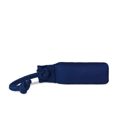 Blauw hondenspeelgoed van stof met gevlochten lus en knoop, geschikt voor werp- en trekspellen.