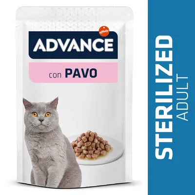 ADVANCE con PAVO - Sterilized Adult kissan märkäruoka, kuvassa harmaa kissa ja annos kastikkeessa olevia paloja. Teksti espanjaksi.