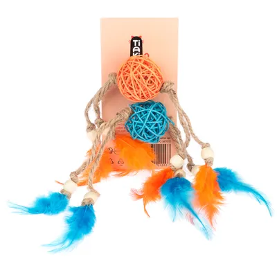 Játék két fonott labdával narancssárga és kék színben, kötelekre rögzítve, fa gyöngyökkel és színes tollakkal kéken és narancssárgán. A csomagoláson TIAKI. márka látható.