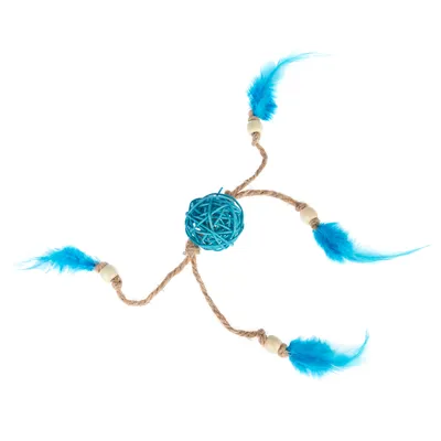 Jouet pour chat composé d'une balle en osier bleu, trois cordes en jute avec perles en bois et plumes bleues fixées à chaque extrémité.