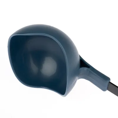 Tmavě modrá plastová lopatka s ergonomickou rukojetí, vhodná k porcování krmiva pro zvířata.