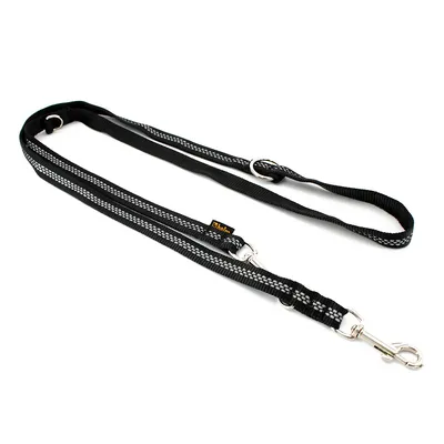 Schwarze Hundeleine mit reflektierenden Streifen, Metallkarabiner und verstellbaren Ringen. Marke: Trixie. Schwarze Hundeleine mit reflektierenden Streifen, Metallkarabiner und verstellbaren Ringen. Marke: Trixie.