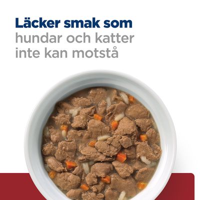 Text: Läcker smak som hundar och katter inte kan motstå. Skål med våtfoderbitar i sås, synliga köttbitar och grönsaker.