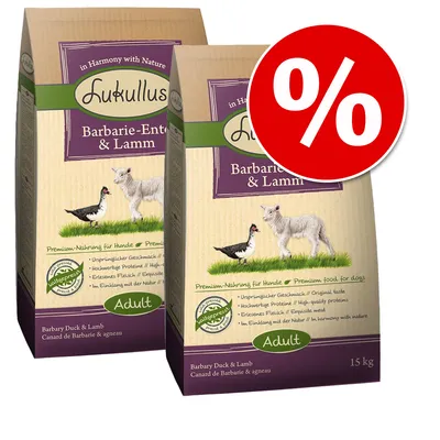 To sække Lukullus Barbarie-Ente & Lamm hundefoder, Adult, 15 kg. Stor rød procent-tegn viser tilbud eller rabat på produktet. Tekst: Premium-Nahrung für Hunde. To sække Lukullus Barbarie-Ente & Lamm hundefoder, Adult, 15 kg. Stor rød procent-tegn viser tilbud eller rabat på produktet. Tekst: Premium-Nahrung für Hunde.