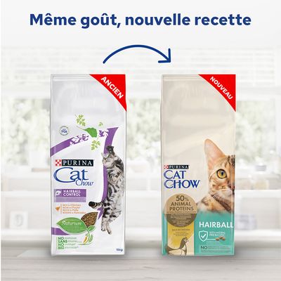 Comparaison des anciens et nouveaux emballages Purina Cat Chow Hairball, texte visible : « Même goût, nouvelle recette », « 50 % animal proteins », « Hairball », « ancien », « nouveau »