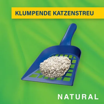 Klumpende Katzenstreu auf einer blauen Schaufel, Text: Natural. Klumpende Katzenstreu auf einer blauen Schaufel, Text: Natural.