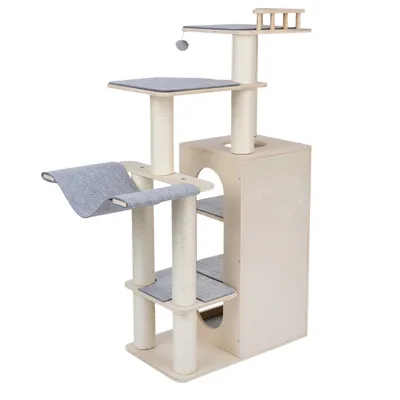 Arbre à chat en bois clair avec plusieurs plateformes recouvertes de tissu gris, poteaux en sisal, hamac, niche carrée et jouet suspendu en boule grise.