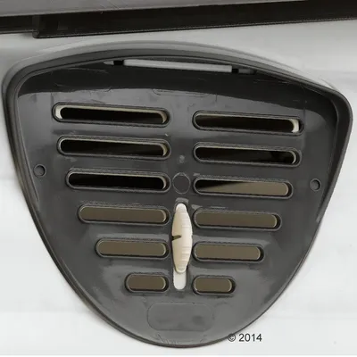 Grille d’aération en plastique noir avec curseur blanc visible, fixée sur une surface claire. Aucun texte ou marque apparente.
