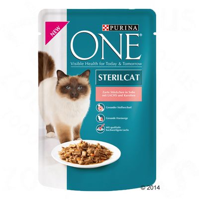Purina ONE Sterilcat, sachet bleu avec chat et assiette de nourriture. Texte en allemand : morceaux en sauce avec saumon et carottes, bienfaits pour métabolisme et voies urinaires.
