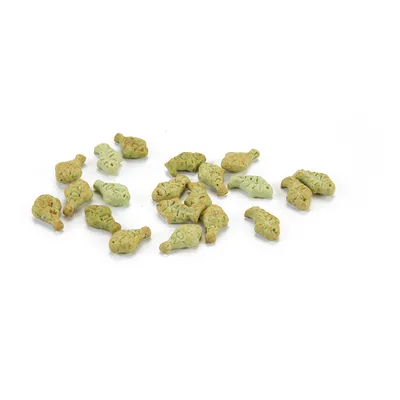 Groene en bruine hondenkoekjes in de vorm van kippenpoten, los verspreid op een witte achtergrond.
