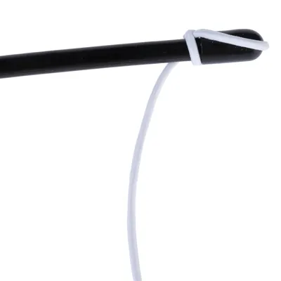 Bâton noir en plastique avec une corde blanche attachée à l’extrémité, visible sur fond blanc.