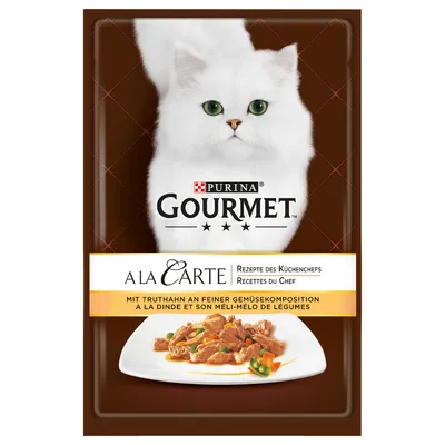 Purina Gourmet A la Carte comida húmeda para gatos, receta de chef con pavo y mezcla de verduras. Imagen de un gato blanco y plato con trozos de carne y verduras.