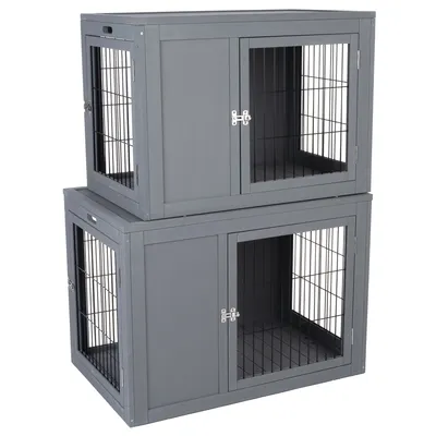 Deux caisses pour animaux superposées, structure en bois gris avec portes et côtés à barreaux métalliques noirs, poignées sur les côtés, fermetures métalliques visibles sur chaque porte.