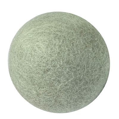 Grijze vilten bal, volledig zichtbaar. Materiaal: vilt.