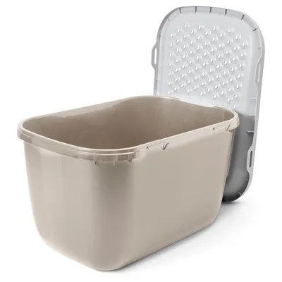 Beige muovilaatikko irrotettavalla kannella, sopii lemmikkieläinruoan tai tarvikkeiden säilytykseen.