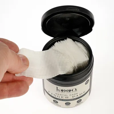 kooa Dental Care ujjra húzható párnák borsmentával, 50 darab. Vegán, állatkísérlet-mentes, biológiailag lebomló.