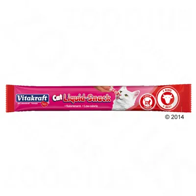 Vitakraft Cat Liquid-Snack, kalorienarm, low-calorie, inulin, rind beef. Bild på vit katt och hand som ger snacks från förpackning.