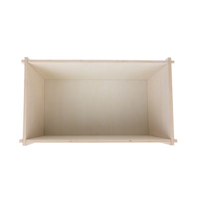 Vue de dessus d’une grande caisse rectangulaire en bois clair, sans couvercle ni décoration visible.