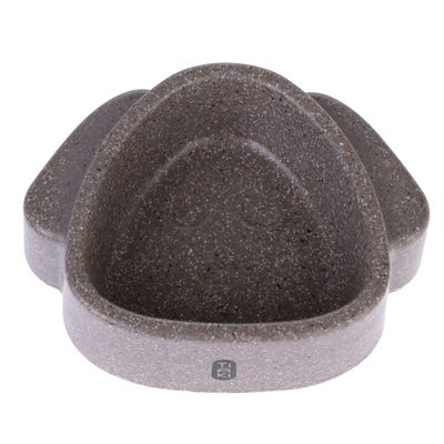 Ciotola per alimenti grigio scuro effetto pietra con logo Trixie, forma triangolare con angoli arrotondati.
