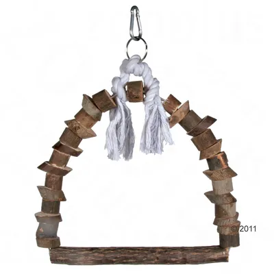Balancelle en bois naturel avec corde blanche et mousqueton métallique pour suspension, forme d’arche composée de rondins empilés, barre horizontale en bois à la base.