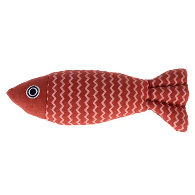 Giocattolo in tessuto rosso a forma di pesce con motivo a zigzag e occhio ricamato.