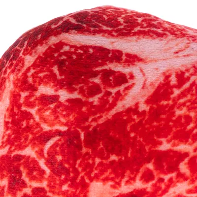 Zbliżenie na czerwony materiał tekstylny z marmurkowym wzorem przypominającym mięso.