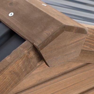 Detailný pohľad na drevený materiál so skrutkami a čiernym plastovým krytom, vhodný na konštrukciu alebo montáž.