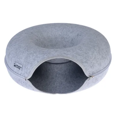 Cama para mascotas redonda y gris de fieltro con abertura y cremallera. Marca: Modern Living.