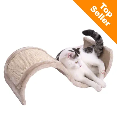 Kočka leží na vlnitém škrabadle z textilu a sisalu, v pravém horním rohu oranžový nápis Top Seller.