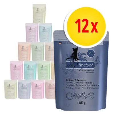 Zestaw 12 saszetek catz finefood N°17, drób i krewetki, każda po 85 g. Widoczne różne warianty smakowe w tle. Opakowanie z napisem „Made in Germany”.