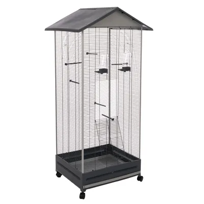 Grande volière rectangulaire en métal avec toit incliné, plusieurs perchoirs, deux mangeoires transparentes et bac de fond amovible sur roulettes, sans oiseaux ni accessoires décoratifs visibles.