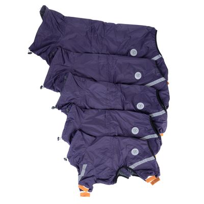 Manteaux pour chien violets en quatre tailles différentes, bandes réfléchissantes visibles et fermetures orange, matière textile synthétique.