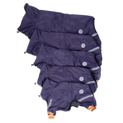 Manteaux pour chien violets en quatre tailles différentes, bandes réfléchissantes visibles et fermetures orange, matière textile synthétique.