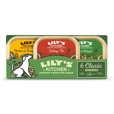 LILY'S KITCHEN Proper Food for Dogs, 6 Classic Dinners: 2×150g Cottage Pie, 2×150g Chicken & Turkey Casserole, 2×150g Lamb Hotpot. Nápis na obalu a viditelné příchutě.