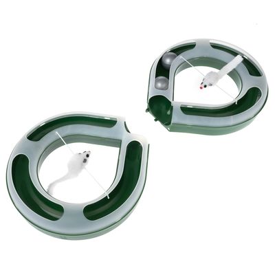 Pista de juego verde con dos ratones blancos y bolas integradas, estructura modular.