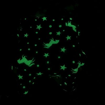 Lysande mönster med stjärnor, prickar och hoppande hundar på mörk bakgrund.