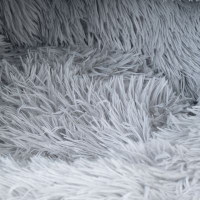 Prim-plan cu material gri, pufos, cu fibre lungi, posibil potrivit pentru paturi sau pături pentru animale de companie.