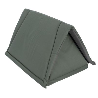 Niche pour animal en tissu vert, forme triangulaire avec ouverture sur le côté droit, structure rembourrée visible, sans marque ni texte apparent.