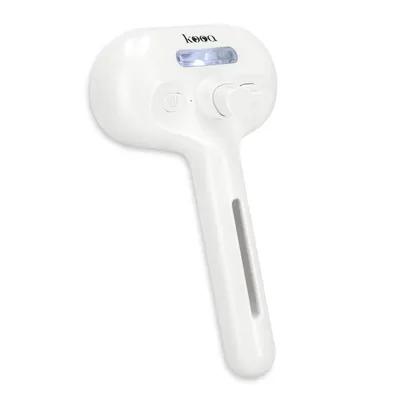 kooa weisses Gerät mit LED-Anzeige, Ein-/Ausschalter und Drehknopf. Ergonomischer Griff mit Schlitz für Zubehör.