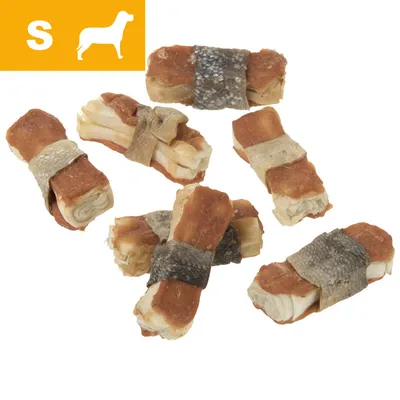 Små hundegodbidder med synligt tørret kød og fiskeskind, markeret med et gult felt med hvidt S og hundesilhuet øverst til venstre.