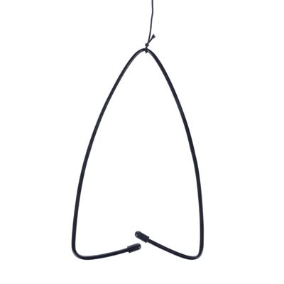 Czarny druciany wieszak z plastikowymi końcówkami, odpowiedni do zawieszania lub mocowania.