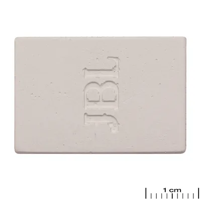 Weisse rechteckige Tablette mit JBL-Prägung, Massstab unten rechts zeigt 1 cm.