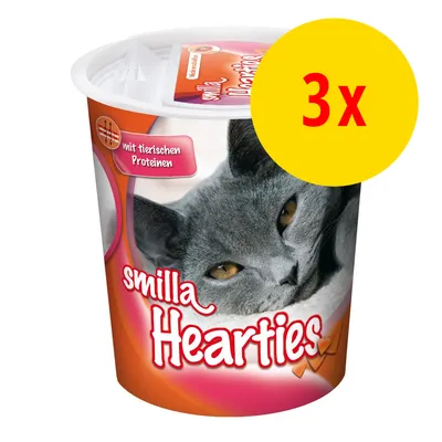 smilla Hearties kattegodbidder, tekst: mit tierischen Proteinen, billede af grå kat, gul cirkel med rød tekst: 3x smilla Hearties kattegodbidder, tekst: mit tierischen Proteinen, billede af grå kat, gul cirkel med rød tekst: 3x