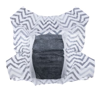 Detailní záběr na šedou jednorázovou plenu se zickzackovým vzorem a elastickými boky pro domácí mazlíčky.