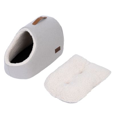 Szary domek dla zwierząt z brązowym uchwytem i wyjmowaną białą poduszką z pluszu. Logo marki widoczne z boku domu.