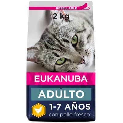 EUKANUBA ADULTO 1-7 AÑOS con pollo fresco, envase resellable de 2 kg para gatos, texto visible en el paquete. EUKANUBA ADULTO 1-7 AÑOS con pollo fresco, envase resellable de 2 kg para gatos, texto visible en el paquete.