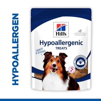Hill's Hypoallergenic Treats, texte visible : Crunchy & Delicious, Formulated for dogs with food intolerances, image d'un chien sur l'emballage. Mot HYPOALLERGEN en grand à gauche.