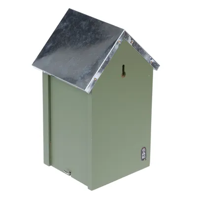 Grünes Holzhaus mit silbernem Metalldach und Trixie-Logo, geeignet zur Wandmontage.