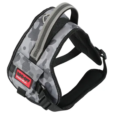 Harnais pour chien gris camouflage avec poignée, boucle métallique et étiquette rouge moov4fun visible sur le devant. Matière textile et plastique.