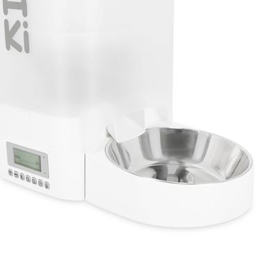 Distributore automatico di cibo con display digitale e ciotola per alimenti in acciaio inox. Pannello di controllo con sei tasti visibili.